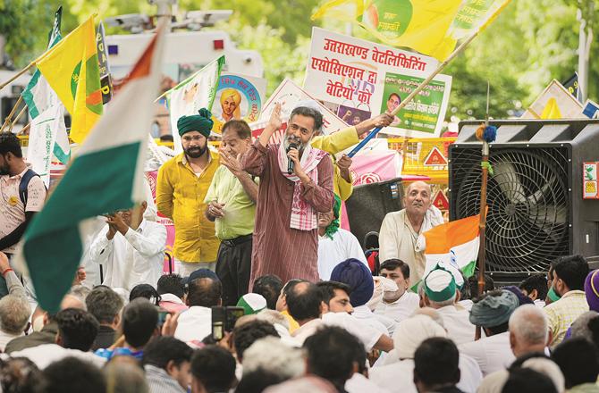 Yogendra Yadav addressing the protest of wrestlers at Jantar Mantra.